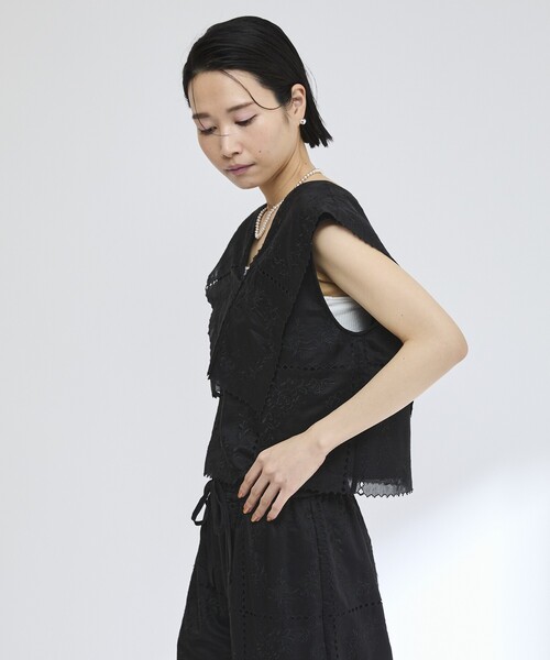 Firsthand(ファーストハンド)の「Firsthand/ファーストハンド スクエア刺繍 Vネックブラウス / バックオープン / セットアップ対応(シャツ/ブラウス・レディース・ホワイト/ブラック・FREE)」の11枚目の写真