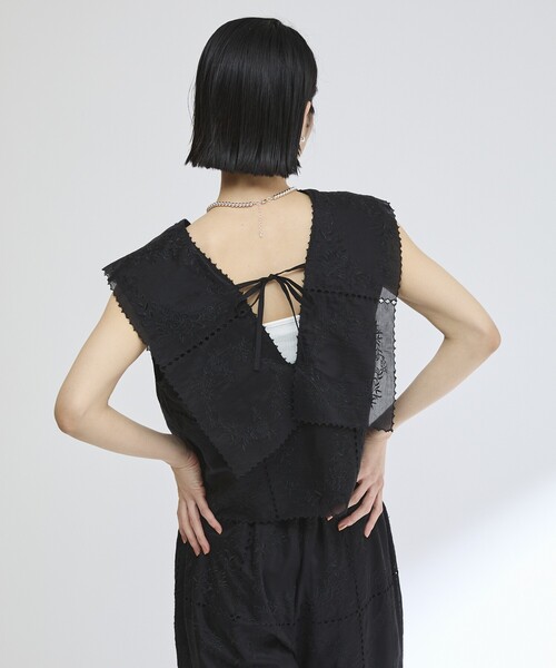 Firsthand(ファーストハンド)の「Firsthand/ファーストハンド スクエア刺繍 Vネックブラウス / バックオープン / セットアップ対応(シャツ/ブラウス・レディース・ホワイト/ブラック・FREE)」の12枚目の写真