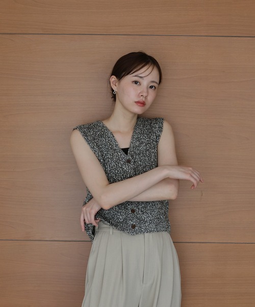 J by blue(ジェイバイブルー)の「Vネックサマーニットベスト(ベスト・レディース・ベージュ/グレー/ブラック・MEDIUM)」の16枚目の写真