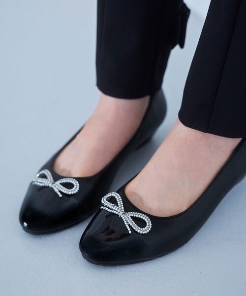 TOCCA(トッカ)の「PAIR OF KNOT RAINPUMPS レインパンプス(パンプス・レディース・ブラック系/ベージュ系/ブラック系5/アイボリー系5・35/36/37/38/39)」の2枚目の写真