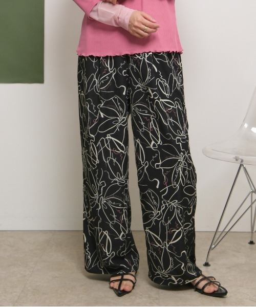 palm RICHE(ポームリシュ)の「手書きプリントリラックスパンツ(その他パンツ・レディース・ブラック/アイボリー・M)」の1枚目の写真