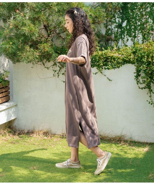 anap mimpi(アナップミンピ)の「配色ステッチ ロゴ 半袖 マキシ ロング Tシャツ ワンピース(ワンピース・レディース・オートミール/ダークグレー/ブラウン・FREE)」の11枚目の写真