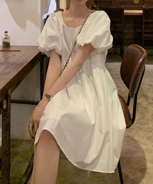 deux amour(ドゥーザムール)の「スクエアネック袖バルーンミニワンピース(ワンピース・レディース・ブラック/ホワイト/ベージュ・FREE)」の6枚目の写真