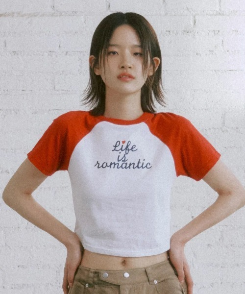 ROMANTIC CROWN（ロマンティッククラウン）の「A'GEM/9 × .kom 『ROMANTIC CROWN/ロマンティック クラウン』 LIFE IS ROMANTIC RAGLAN TEE/ライフイズロマンティックラグラン半袖Tシャツ（Tシャツ/カットソー・レディース・ブラック/レッド・S）」の2枚目の写真