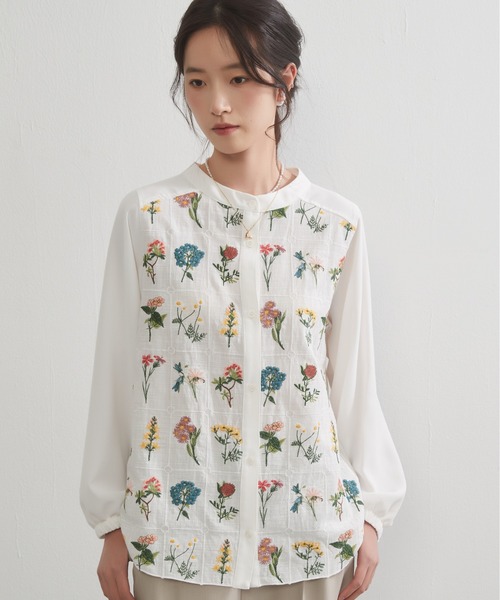 On One's Own(オンワンズオン)の「On One's Own フローラルガーデン花柄刺繍長袖ブラウス(シャツ/ブラウス・レディース・ホワイト・M/L)」の5枚目の写真