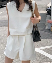 シンプルな V ネックのノースリーブトップとショートのセット