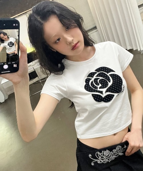 Midnight Move（ミッドナイトムーブ）の「A'GEM/9 × .kom 『MIDNIGHT MOVE/ミッドナイトムーブ』 DOT ROSE T-SHIRT/ドット ローズ半袖Tシャツ（Tシャツ/カットソー・レディース・ホワイト/ブラック/レッド・FREE）」の4枚目の写真