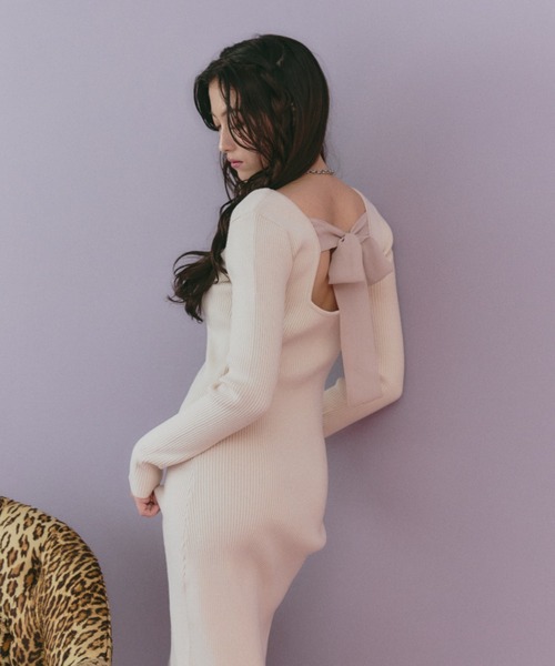 BLONDEY(ブロンディ)の「バックリボンスリットニットワンピース(ワンピース・レディース・ブラック/アイボリー・FREE)」の3枚目の写真