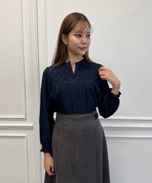 ハンドタックキーネック長袖ブラウス