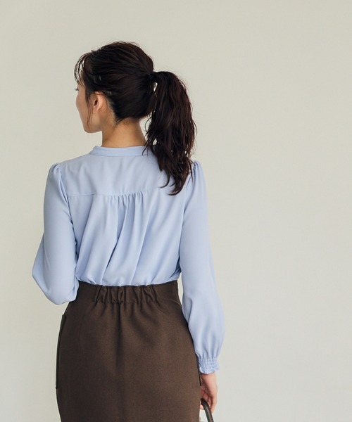 12Twelve Agenda（トゥエルブ　アジェンダ）の「ハンドタックキーネック長袖ブラウス（シャツ/ブラウス・レディース・ネイビー/サックスブルー/オフホワイト・M）」の8枚目の写真
