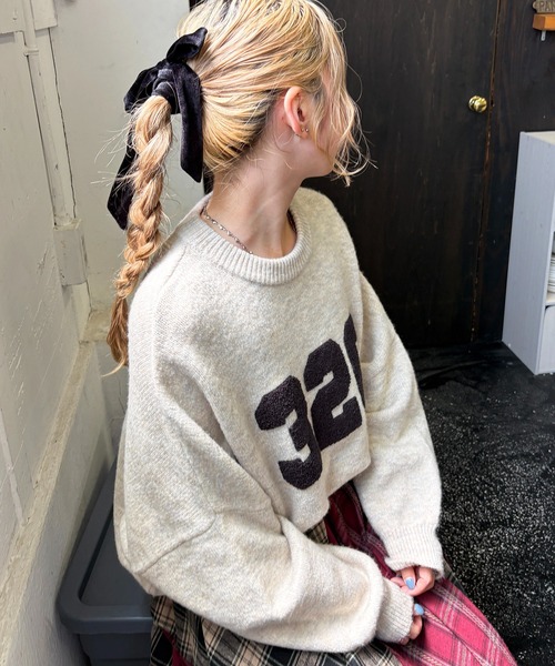 DOUBLE NAME（ダブルネーム）の「さがらワッペンロゴニットプルオーバー（ニット/セーター・レディース・グレー/オフホワイト/ブラウン・FREE）」の2枚目の写真