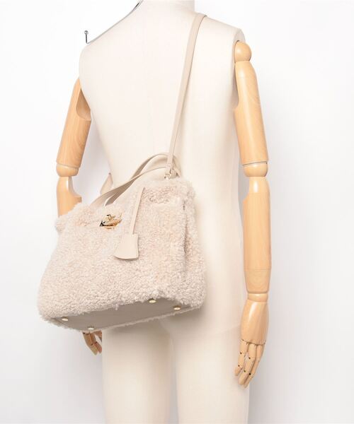 artemis by DIANA（アルテミスバイダイアナ）の「ショルダーベルト付属2WAY　フェイクファーハンドバッグ（ハンドバッグ・レディース・ブルー/ピンク/ブラウン/アイボリー・FREE）」の6枚目の写真