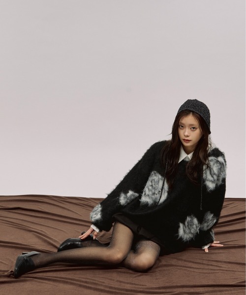 Ezick（エジック）の「rose mix shaggy knit スタッズツキフラワーシャギーニット（ニット/セーター・レディース・ブラック/パープル・FREE）」の4枚目の写真