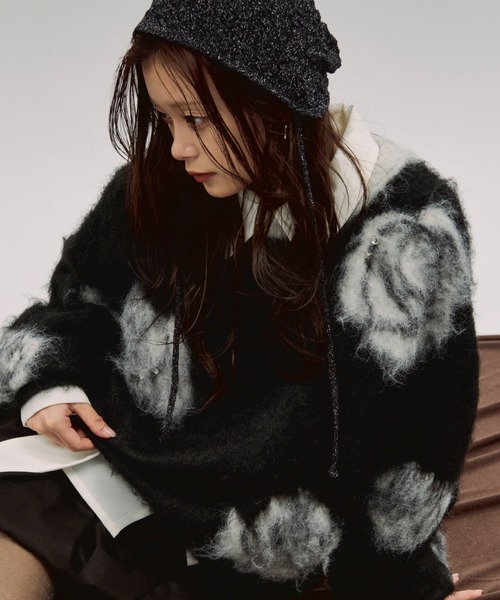 Ezick（エジック）の「rose mix shaggy knit スタッズツキフラワーシャギーニット（ニット/セーター・レディース・ブラック/パープル・FREE）」の5枚目の写真
