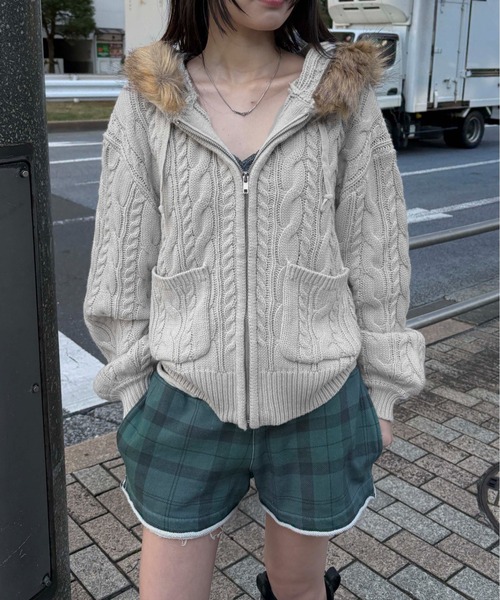 sedacle girl（セダクルガール）の「フェイクファーフード付きユニオンニットパーカー（ニット/セーター・レディース・アイボリー/ブラック/グレー/チャコールグレー/ブラウン・SMALL）」の2枚目の写真