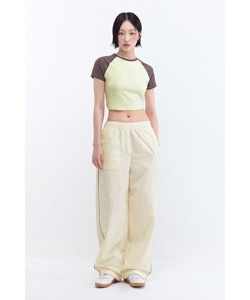 MUSINSA STANDARD WOMAN（ムシンサスタンダードウーマン）の「ウィメンズサイドラインワイドトラックパンツ[クリーム]（スウェットパンツ・レディース・その他・30/24/26/28/22）」の10枚目の写真