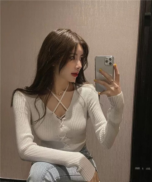 VIBGYOR(ヴィブジョー)の「【EIZZ/アイズ】Vネック クロスストラップ リブニットトップス(ニット/セーター・レディース・ホワイト/ライム/ブラック・FREE)」の11枚目の写真