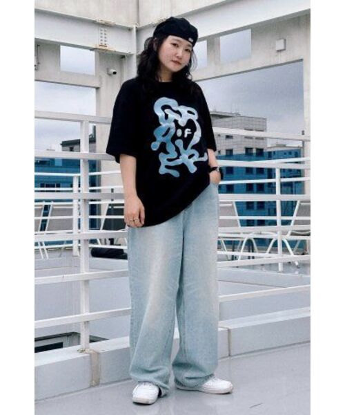 GRAVER（グレーバー）の「[ユニセックス]グラフィティ雲ロゴ半袖Tシャツ_ブラック（Tシャツ/カットソー・レディース・ブラック・LARGE/SMALL/MEDIUM）」の4枚目の写真