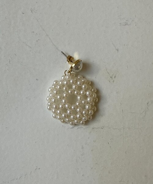 Chez toi(シェトワ)の「小粒パールリングピアス(ピアス(両耳用)・レディース・アイボリー・FREE)」の2枚目の写真