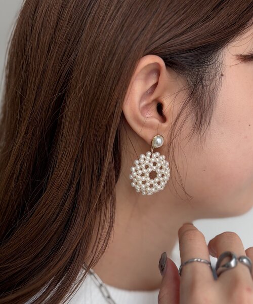 Chez toi(シェトワ)の「小粒パールリングピアス(ピアス(両耳用)・レディース・アイボリー・FREE)」の3枚目の写真