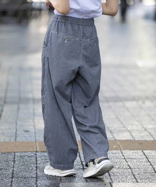 Munich（ミューニック）の「ホワイトデニム＆ヒッコリー ワイドイージーパンツ（デニムパンツ・レディース・ホワイト/オフホワイト/ネイビー・M/S）」の6枚目の写真