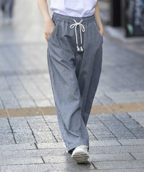 Munich（ミューニック）の「ホワイトデニム＆ヒッコリー ワイドイージーパンツ（デニムパンツ・レディース・ホワイト/オフホワイト/ネイビー・M/S）」の4枚目の写真