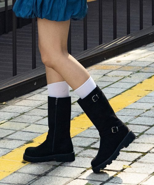 CESTI(セスティ)の「バックルディテールバイカーハーフブーツ(ブラック)(ブーツ・レディース・ブラック・22.5cm/23.5cm/24cm/24.5cm/25cm)」の2枚目の写真