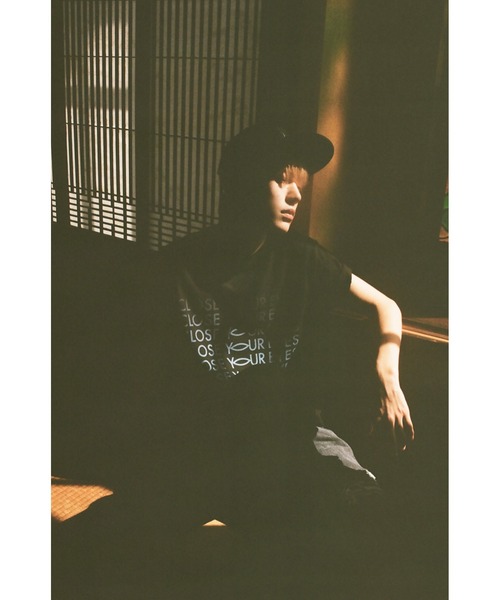 ZOZOVILLA(ゾゾヴィラ)の「CLOSE YOUR EYES × ZOZOTOWN Gradient Logo T-Shirt(Tシャツ/カットソー・メンズ・ホワイト/ブラック・SMALL/MEDIUM/LARGE/X-LARGE)」の9枚目の写真