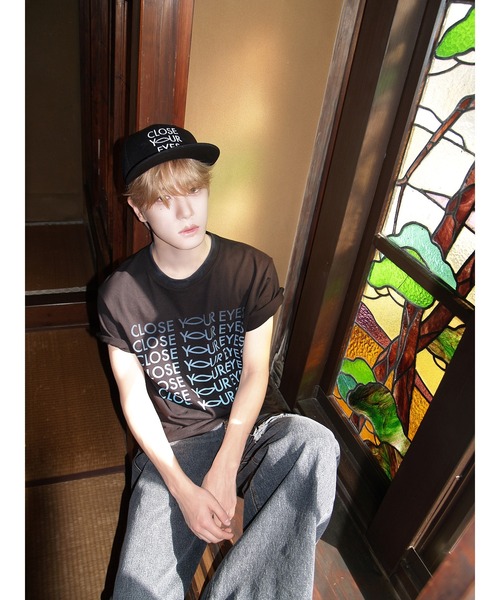 ZOZOVILLA(ゾゾヴィラ)の「CLOSE YOUR EYES × ZOZOTOWN Gradient Logo T-Shirt(Tシャツ/カットソー・メンズ・ホワイト/ブラック・SMALL/MEDIUM/LARGE/X-LARGE)」の1枚目の写真