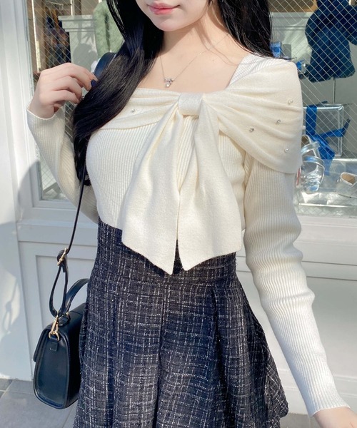 INGNI（イング）の「ビジュー2Wayオフショルニット（ニット/セーター・レディース・オフホワイト/ブラック×ブラック/ブラック×ホワイト/ボルドー・M）」の2枚目の写真