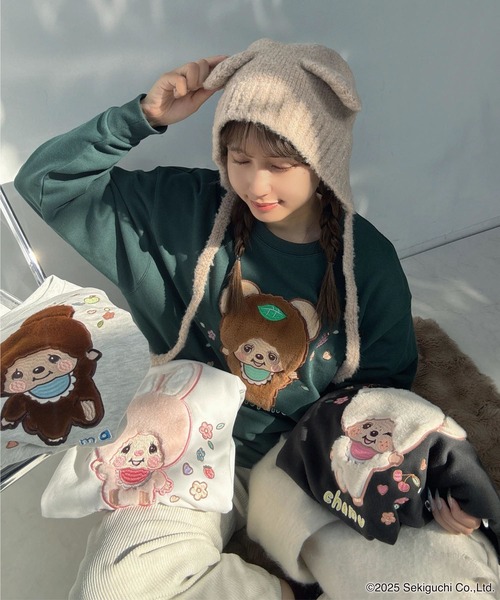 AS KNOW AS plus(アズノゥアズプラス)の「♪アクリルキーホルダー付き モンチッチフレンズスウェットプルオーバー【 Monchhichi / モンチッチ 】(スウェット・レディース・チャコールグレー/アイボリー/オートミール/ダークグリーン・FREE)」の9枚目の写真