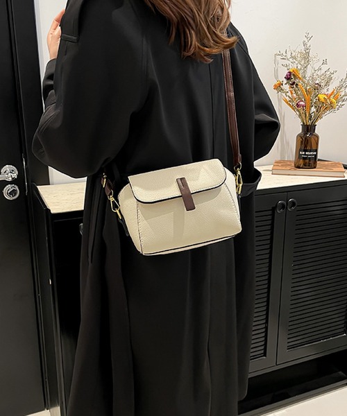VIBGYOR(ヴィブジョー)の「urbanfemine./シンプル 合成皮革 ショルダーバッグ U7600(ショルダーバッグ・レディース・ホワイト/その他1/ベージュ/ブルー/ブラック・FREE)」の2枚目の写真