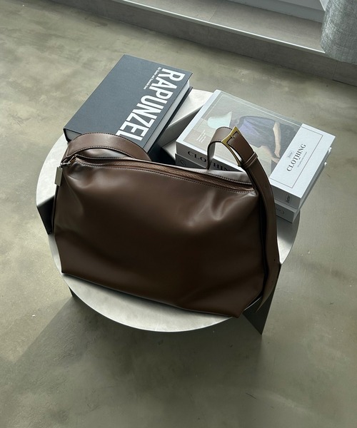 TONER（トナー）の「ワンショルダーレザーバッグ/ロゴプレート付き（ショルダーバッグ・レディース・ブラック/ブラウン/レッド・FREE）」の2枚目の写真