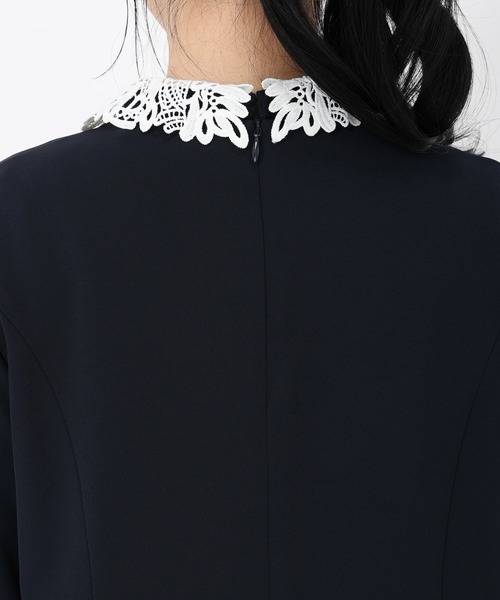 STRAWBERRY-FIELDS（ストロベリーフィールズ）の「ソルフェクロス_レース襟付きペプラムプルオーバー（シャツ/ブラウス・レディース・ブラック/ライトベージュ/ネイビー・2）」の9枚目の写真