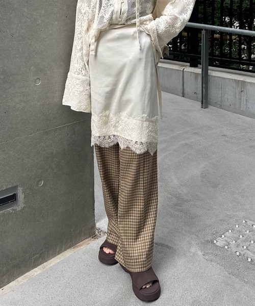 Ameri（アメリ）の「SATIN LACE LAYERED PANTS（スラックス・レディース・ベージュ/ネイビー・MEDIUM/SMALL）」の9枚目の写真