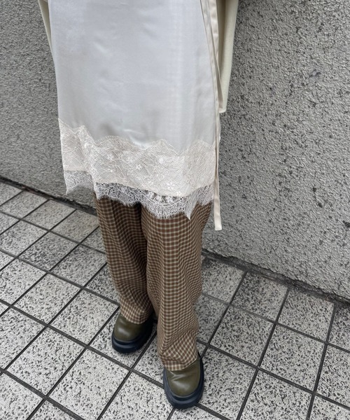 Ameri（アメリ）の「SATIN LACE LAYERED PANTS（スラックス・レディース・ベージュ/ネイビー・MEDIUM/SMALL）」の10枚目の写真