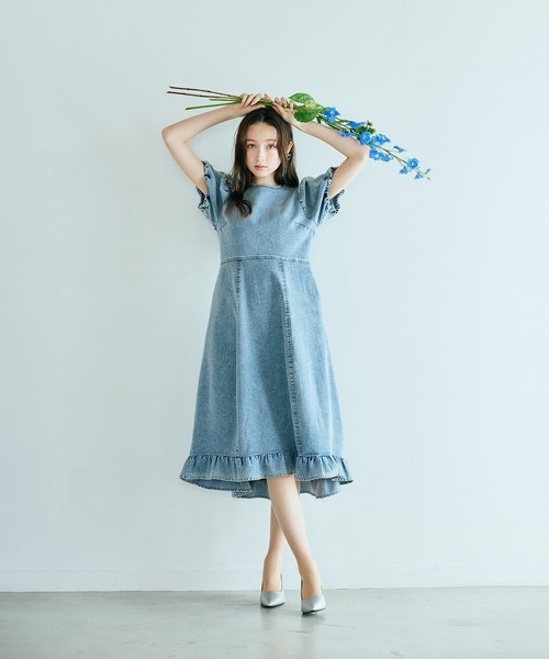 Audie a Muses(オーディアミューズ)の「ライトデニムボリュームスリーブワンピース(ワンピース・レディース・ネイビー・38/42/36)」の11枚目の写真