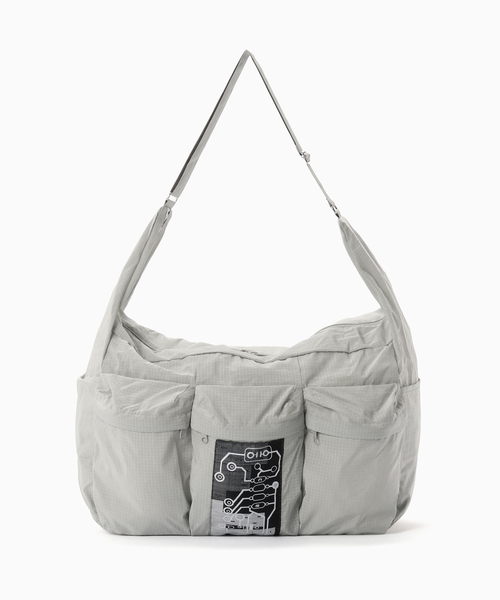 WISM(ウィズム)の「C.E / シーイー cavempt DEVELOPED LIGHT SHOULDER BAG(ショルダーバッグ・メンズ・チャコールグレー・FREE)」の2枚目の写真