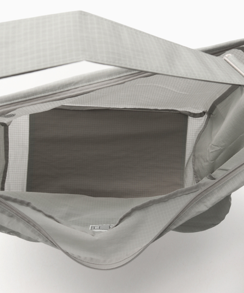 WISM(ウィズム)の「C.E / シーイー cavempt DEVELOPED LIGHT SHOULDER BAG(ショルダーバッグ・メンズ・チャコールグレー・FREE)」の5枚目の写真