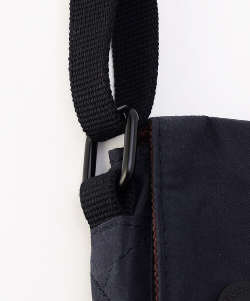 FREAK'S STORE（フリークスストア）の「Barbour/バブアー barbour transport crossbody bag/トランスポート クロス ボディバッグ（ボディバッグ/ウエストポーチ・レディース・オリーブ/ネイビー・ONE SIZE）」の5枚目の写真