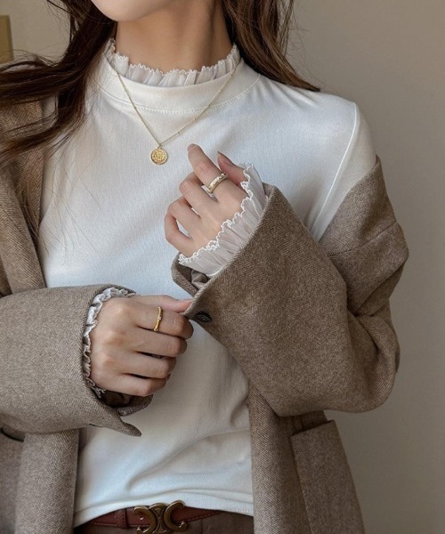 Forcement（フォースメント）の「さりげない甘さで、キレイにフィットするフリルレイヤードトップス  ジャケットスタイル インナー 春服 春 春服 結婚式 セレモニー フォーマル ビジネス 就活オフィスカジュアル 韓国風スタイル レイヤード 重ね着（Tシャツ/カットソー・レディース・ブラック/ホワイト/ダークグレー・FREE）」の4枚目の写真