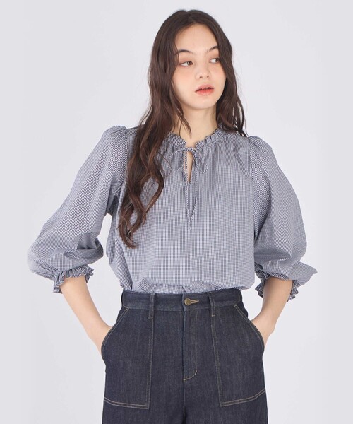 To b. by agnes b.(トゥービーバイアニエスベー)の「ギンガムチェック コットン フリル 長袖 ブラウス(シャツ/ブラウス・レディース・ネイビー・40/38/36)」の5枚目の写真