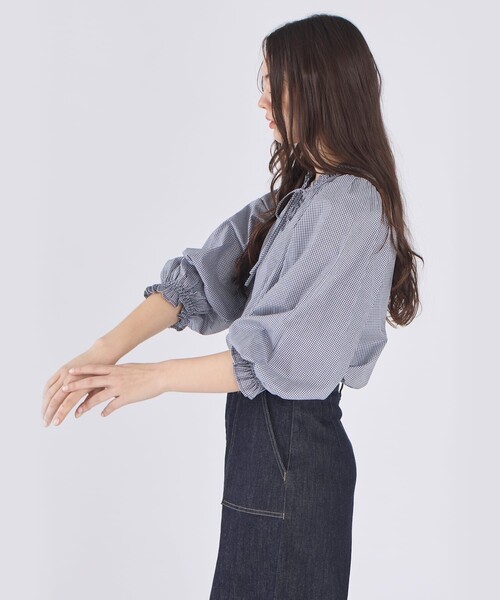 To b. by agnes b.(トゥービーバイアニエスベー)の「ギンガムチェック コットン フリル 長袖 ブラウス(シャツ/ブラウス・レディース・ネイビー・40/38/36)」の6枚目の写真