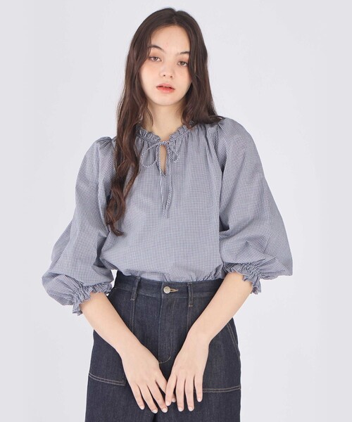 To b. by agnes b.(トゥービーバイアニエスベー)の「ギンガムチェック コットン フリル 長袖 ブラウス(シャツ/ブラウス・レディース・ネイビー・40/38/36)」の1枚目の写真
