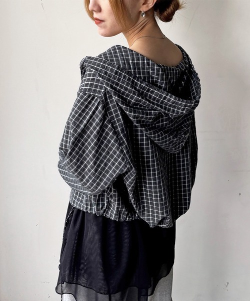 ISOOK（アイスー）の「【ISOOK / アイスー】フード付きチェックシャツ / フード付きシャツ クロップド丈 ショート丈 カーディガン 羽織り 春服 ホワイト ブラック ZOZOTOWN限定（シャツ/ブラウス・レディース・ブラック/ホワイト・FREE）」の2枚目の写真