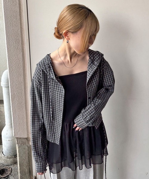 ISOOK（アイスー）の「【ISOOK / アイスー】フード付きチェックシャツ / フード付きシャツ クロップド丈 ショート丈 カーディガン 羽織り 春服 ホワイト ブラック ZOZOTOWN限定（シャツ/ブラウス・レディース・ブラック/ホワイト・FREE）」の3枚目の写真