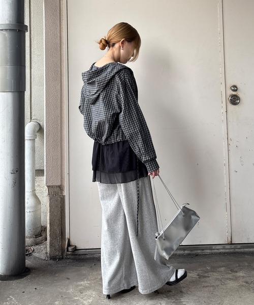 ISOOK（アイスー）の「【ISOOK / アイスー】フード付きチェックシャツ / フード付きシャツ クロップド丈 ショート丈 カーディガン 羽織り 春服 ホワイト ブラック ZOZOTOWN限定（シャツ/ブラウス・レディース・ブラック/ホワイト・FREE）」の4枚目の写真