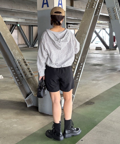 ISOOK（アイスー）の「【ISOOK / アイスー】フード付きチェックシャツ / フード付きシャツ クロップド丈 ショート丈 カーディガン 羽織り 春服 ホワイト ブラック ZOZOTOWN限定（シャツ/ブラウス・レディース・ブラック/ホワイト・FREE）」の7枚目の写真