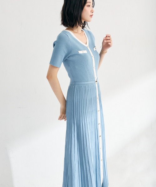 MISCH MASCH(ミッシュマッシュ)の「2026春夏新作 ラメ配色AラインVネックニットワンピース(ワンピース・レディース・ホワイト×ブラック/ブラック/ブルー・フリ-)」の3枚目の写真