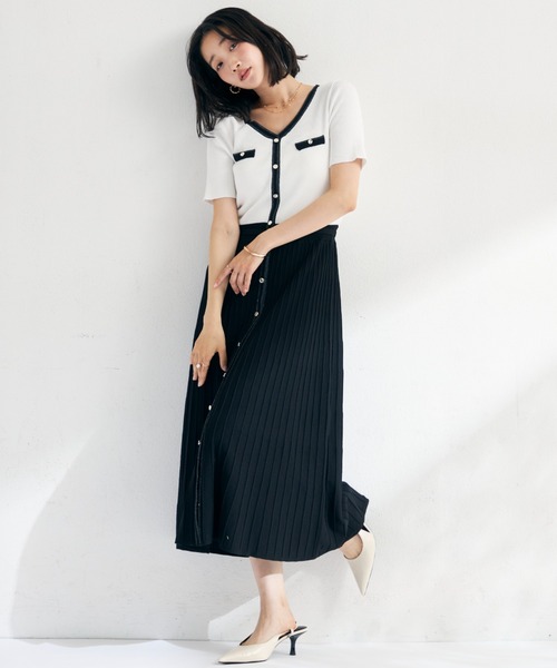 MISCH MASCH(ミッシュマッシュ)の「2026春夏新作 ラメ配色AラインVネックニットワンピース(ワンピース・レディース・ホワイト×ブラック/ブラック/ブルー・フリ-)」の8枚目の写真
